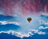 Una mongolfiera in alto nel cielo (© Pixabay).