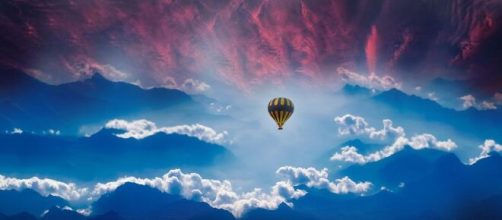 Una mongolfiera in alto nel cielo (© Pixabay).