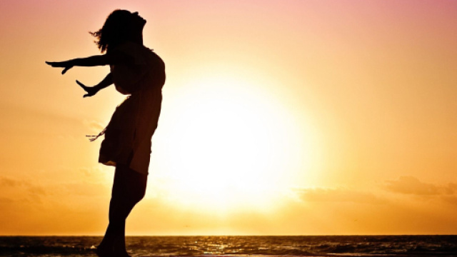 Figura femminile con tramonto sul mare - © Foto Pixabay