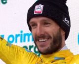 Adam Yates sul podio del Giro di Svizzera - Screenshot © Eurosport