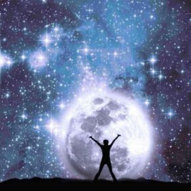 Sagoma che fissa il cielo stellato - Immagine di © Pixabay.
