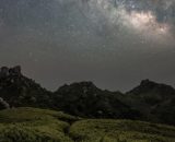 Cielo stellato su montagne di roccia - © Pixabay.
