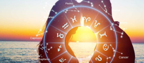 La ruota dello zodiaco e due innamorati (© Pixabay).