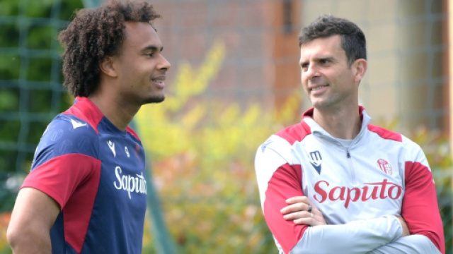 Joshua Zirkzee, attaccante del Bologna e Thiago Motta, allenatore della Juventus. Foto © Bologna FC.