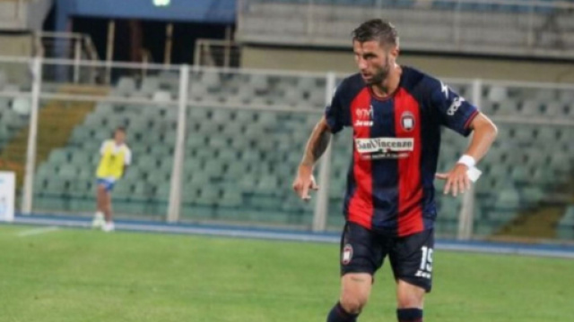 Tribuzzi con la maglia del Crotone - © Instagram / Alessio Tribuzzi