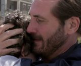 Alberto Palladini (Maurizio Aiello) abbraccia suo figlio Federico (Damiano Zangaro) in una drammatica sequenza © Un Posto al Sole Rai