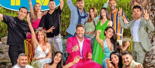 Filippo Bisciglia e il cast di Temptation Island - screenshot © Tv Sorrisi e Canzoni.