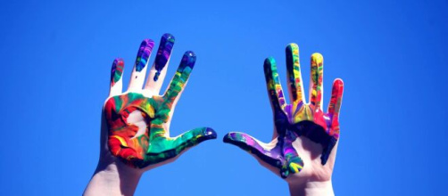 Delle mani ricoperte di vernice (© Pexels)