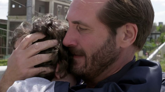 Alberto Palladini (Maurizio Aiello) abbraccia suo figlio Federico (Damiano Zangaro) in una drammatica sequenza &copy; Un Posto al Sole Rai