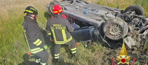 Cutro, auto ribaltata lungo la SP 63 - © Vigili del Fuoco Crotone / Facebook