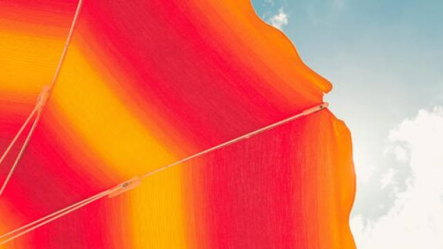 Ombrellone con cielo - © Pexels.