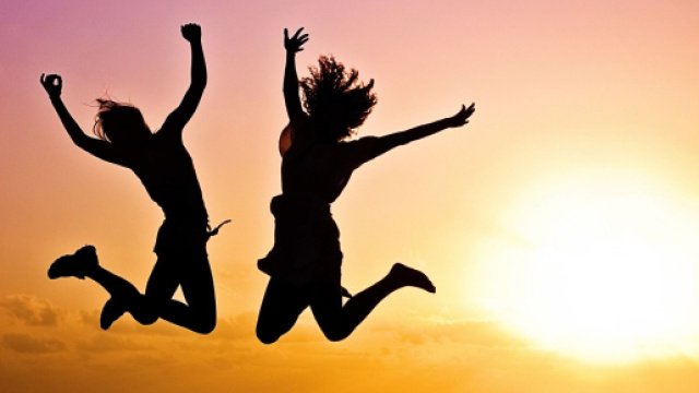 Due sagome e un tramonto &copy; Pixabay