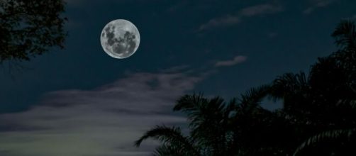 Cielo buio con luna piena - © Pexels.