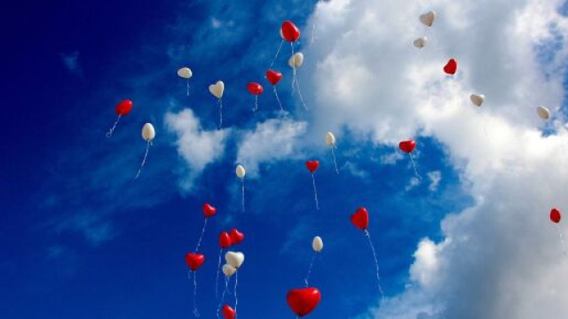 Dei palloncini in aria nel cielo (© Pixabay).