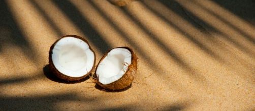 Cocco aperto sulla sabbia - © Pexels