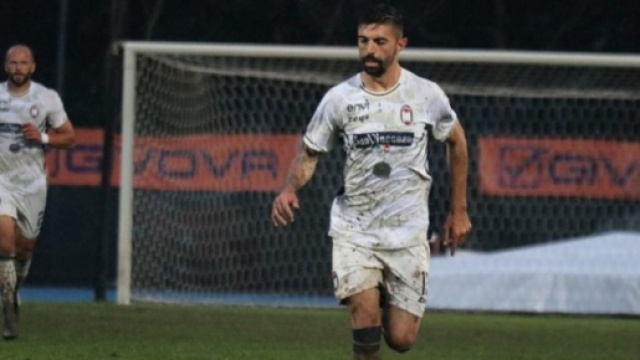 Mattia Vitale con la maglia del Crotone - © Instagram