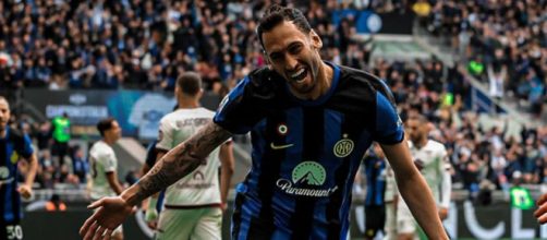 Calhanoglu esulta con la maglia dell'Inter © Instagram