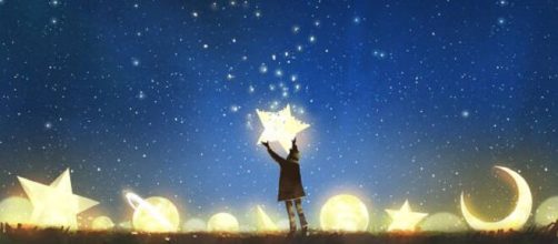 Un bambino sotto un cielo di stelle (© Pixabay)