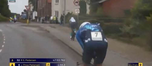 Il passaggio sulla ciclabile costato la squalifica a Price Pejtersen - Screenshot © TV2 Denmark