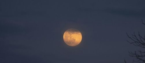 Luna gialla tra le nuvole © Pexels