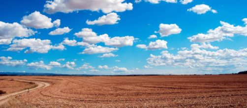 Un campo con il cielo leggermente nuvoloso © Pexels.com