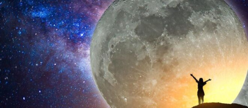 Donna che osserva il cielo e la luna - © Pixabay