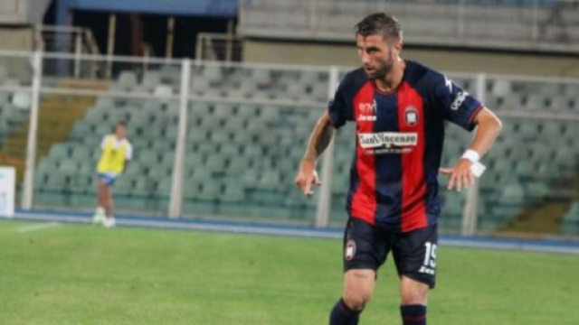 Alessio Tribuzzi con la maglia del Crotone - © Instagram / Alessio Tribuzzi