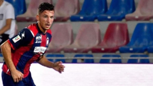 Giovanni Bruzzaniti con la maglia del Crotone &copy; Instagram / Giovanni Bruzzaniti