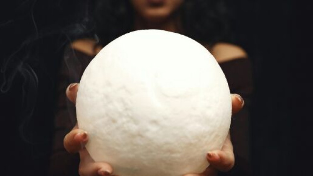 Mani con sfera di cristallo- © Pexels