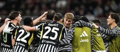 La squadra della Juventus festeggia dopo un goal - © Instagram