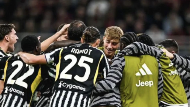 La squadra della Juventus festeggia dopo un goal - © Instagram