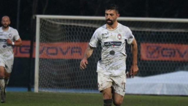 Mattia Vitale con la maglia del Crotone - &copy; Instagram / Mattia Vitale