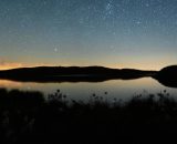 Cielo stellato su un lago - © pixabay.com.