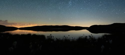 Cielo stellato su un lago - © pixabay.com.
