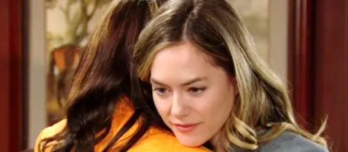 Hope e Steffy si abbracciano in una scena di Beautiful, screenshot © CBS