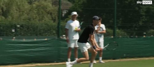 Sinner in allenamento a Wimbledon - screenshot © Sky Sport.