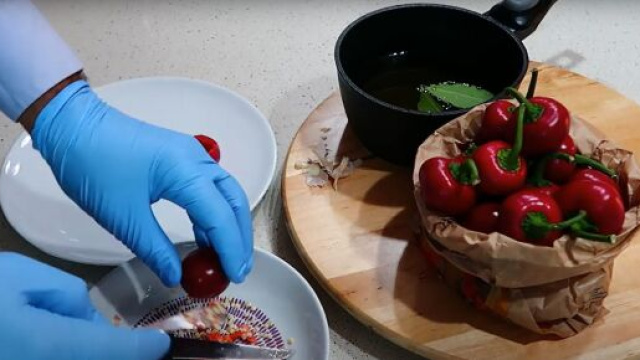 Peperoncini piccanti ripieni di tonno © Screenshot Youtube