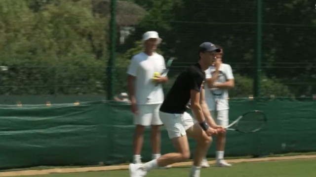 Sinner in allenamento a Wimbledon - screenshot © Sky Sport.