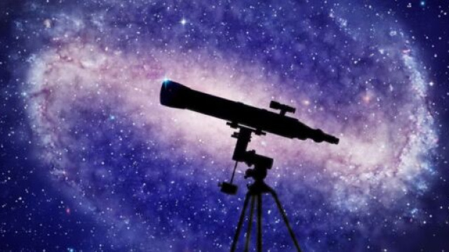 Un cannocchiale in un cielo stellato (©pexels.com)