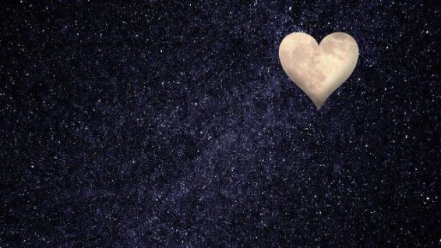 Una Luna a forma di cuore © Pixabay