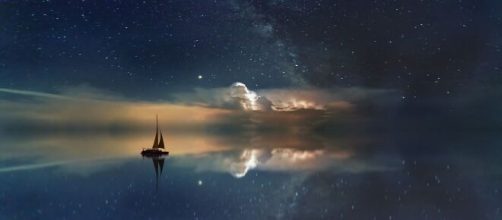 Una barca in un mare di stelle (© pixabay.com)