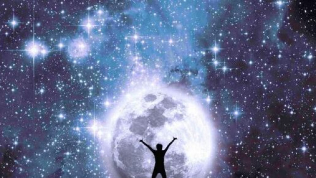 Sagoma in un cielo stellato e la luna - Immagine &copy; Pixabay.