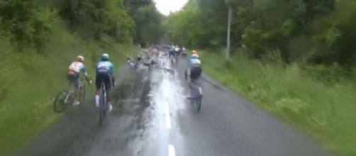 Ciclismo, la caduta avvenuta al Delfinato - Screenshot © Eurosport.
