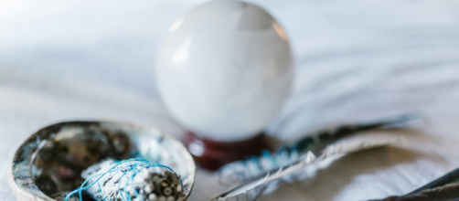 Sfera di cristallo e Palosanto - ©Pexels.com.