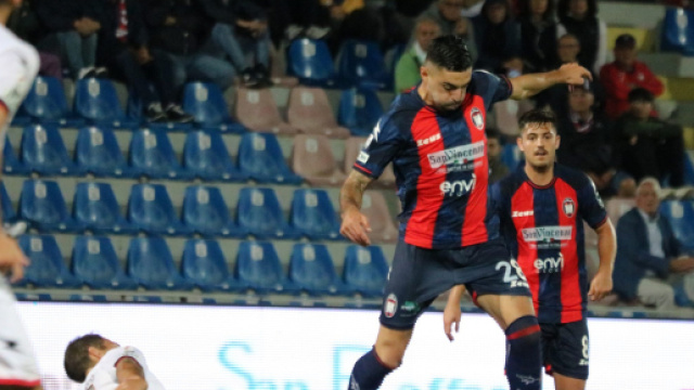 Il centrocampista del Crotone, Mattia Vitale in azione - &copy; FcCrotone.It