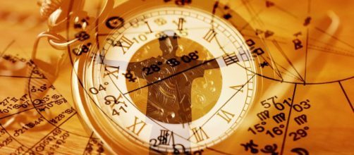 Orologio e simboli astrologici © Pixabay