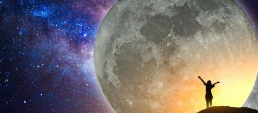 figura che osserva il cielo e la Luna © Foto Pixabay