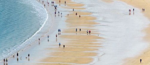Persone in riva al mare © Pixabay.