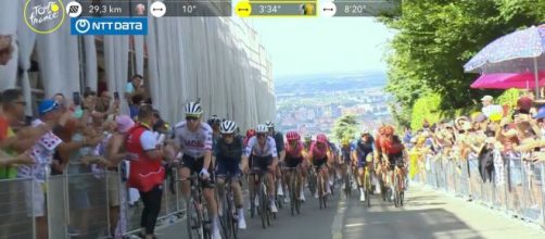 Tour de France, il gruppo sulla salita di San Luca - Screenshot © Eurosport.