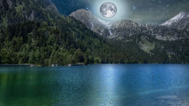 Panorama notturno con lago e monte - © Pixabay.